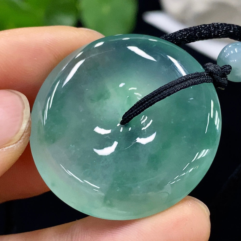 翡翠セーフティバックルペンダント 総重量約17.67g(紐の重さ含む)【総額:10,023米ドル】