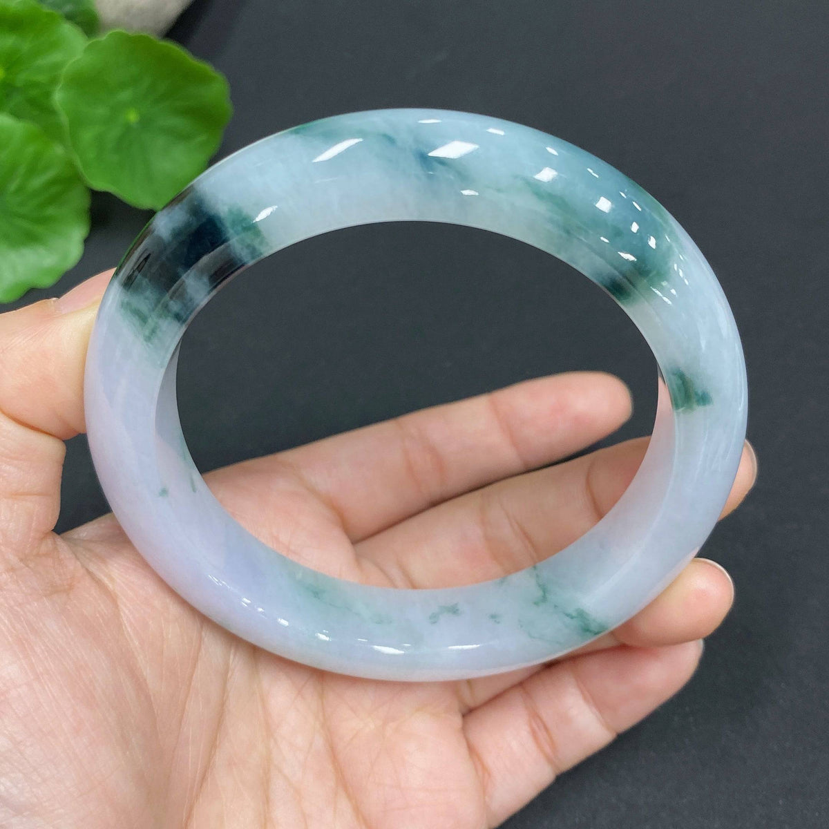HUILIU HQ jadeite round bangle with size 61.7 and weight 79.7g, showcasing smooth, polished jade surface and circular design.