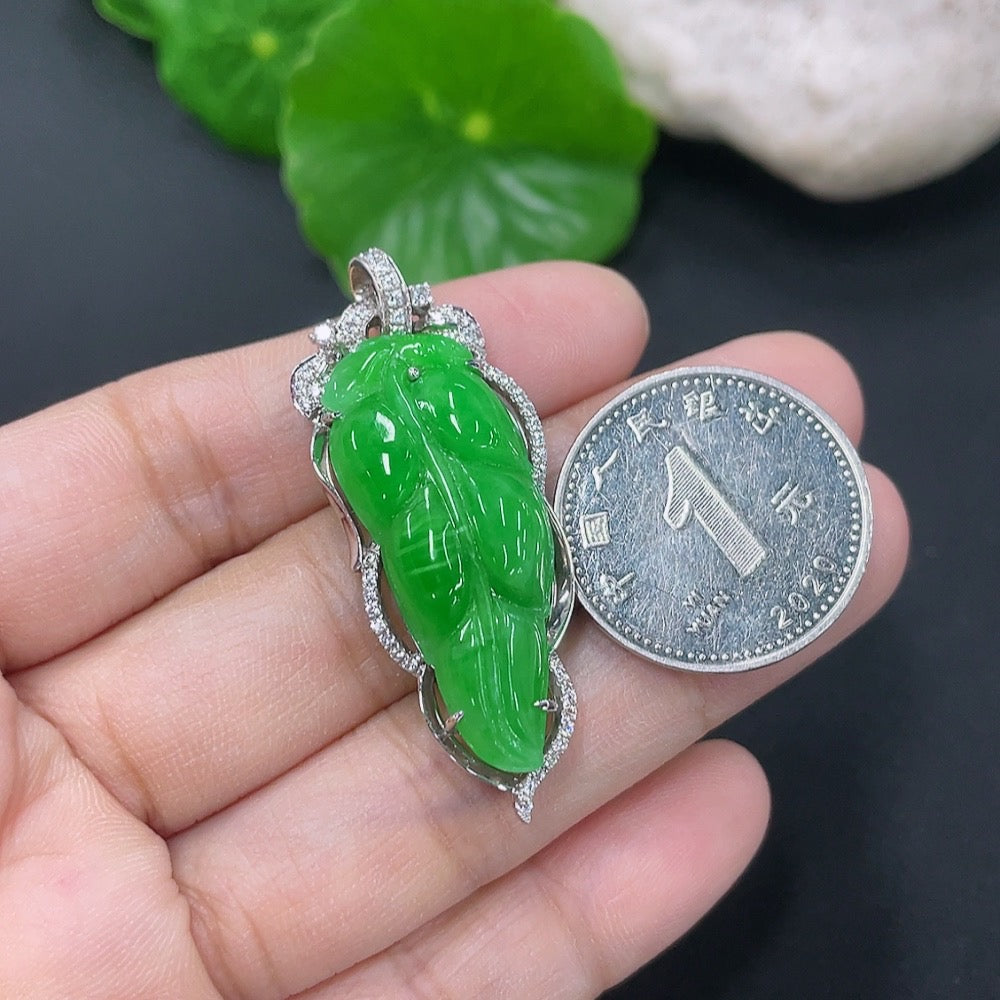 Jadeite leaf pendant with mixed gold accents, elegant necklace featuring a natural jadeite leaf design and gold details.