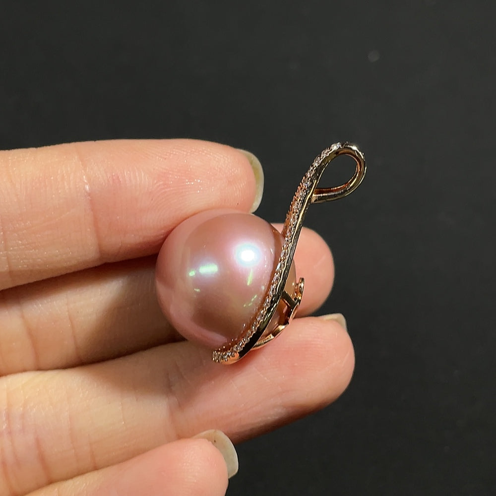 HKHQ pearl pendant necklace with diamond accents, 18k gold, 15.7mm size, elegant jewelry featuring a lustrous pearl and sparkling diamonds.