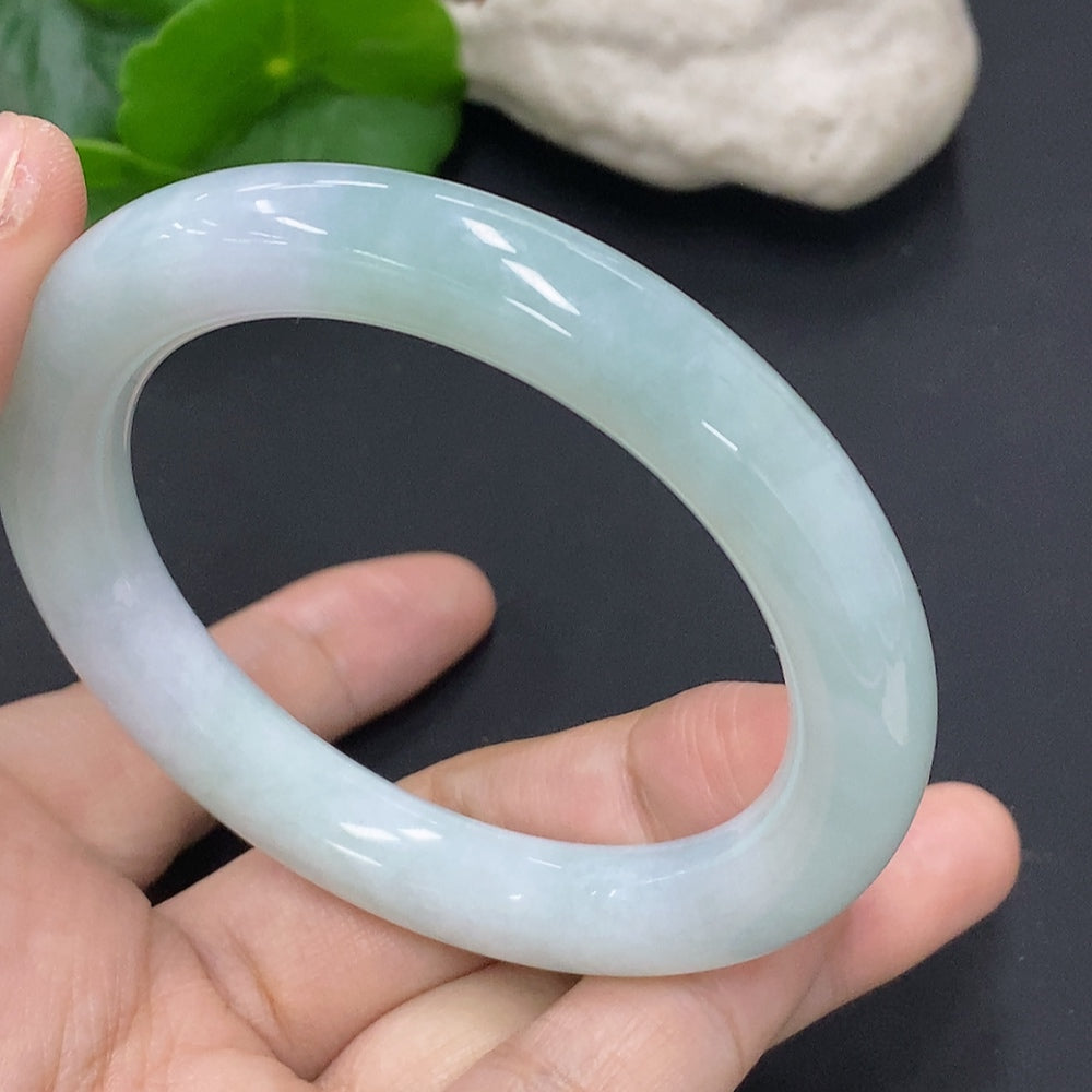 Brazalete redondo de jadeíta tamaño 53 peso total aprox. 50.9g