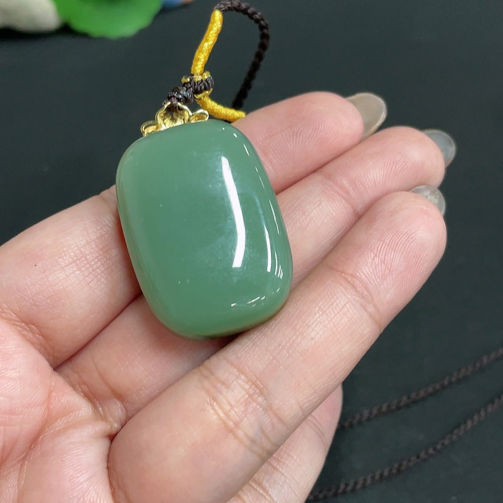 Huiliu HQ Hetian jade pendant with plain design, 71% content, featuring a rope for wearing, certified jade jewelry.