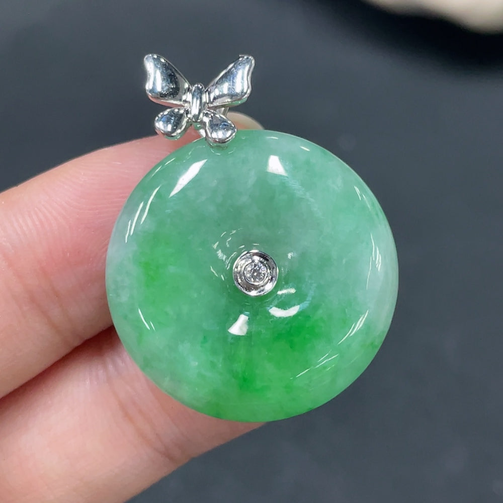 Colgante de seguridad de jadeíta con cierre de 18k, peso total aproximado 8.28 g