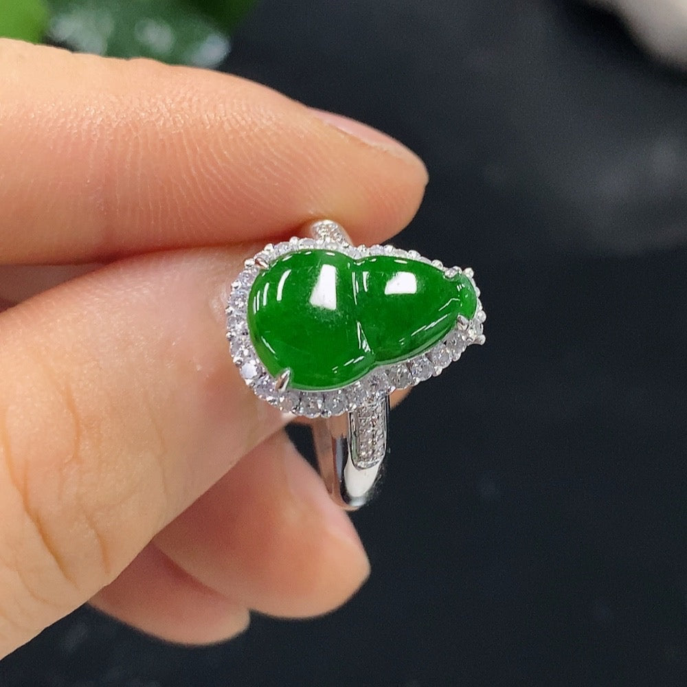 Jadeite Gourd Inlaid Ring (18K Gold)