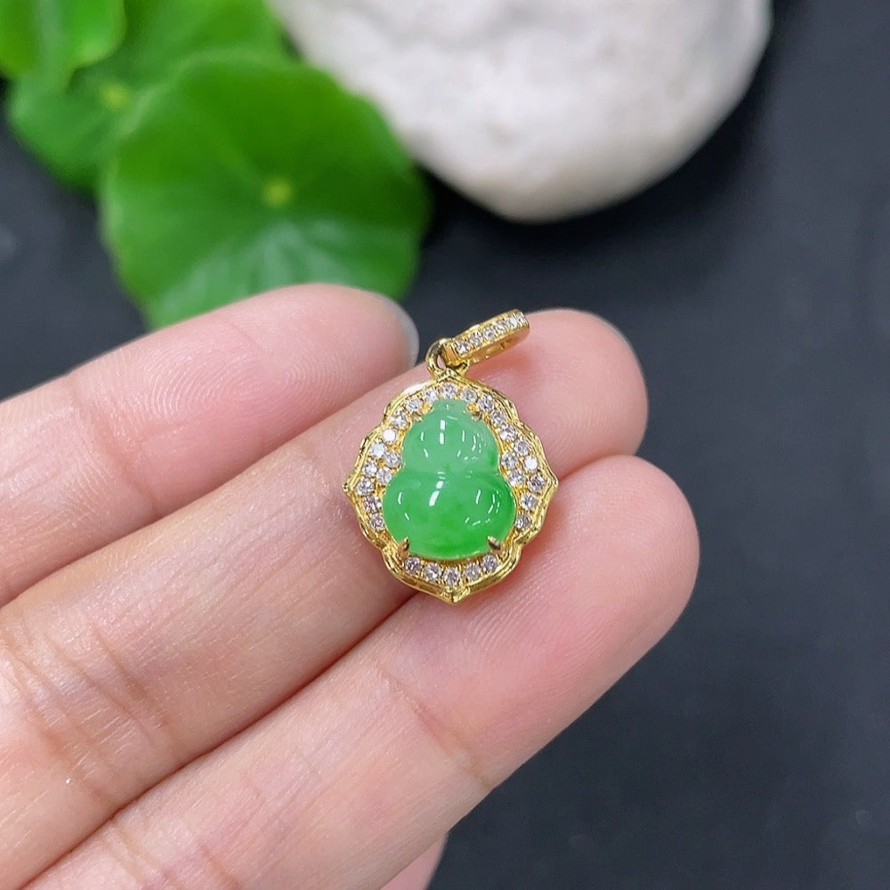 Jadeite inlaid gourd pendant with 18k gold and diamond accents, crafted by HKHQ, weighing approximately 1.74g.