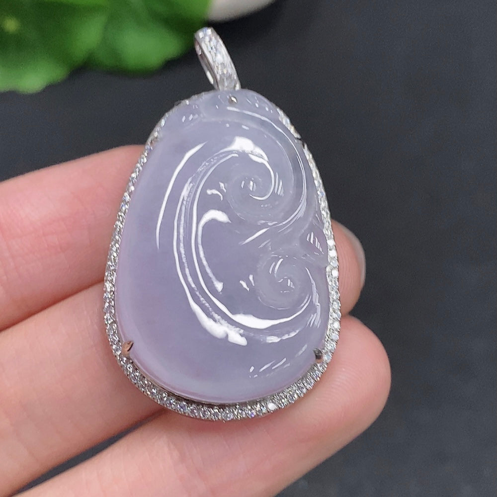 Colgante de jadeíta Ruyi en oro de 18k, peso total aprox. 9.6g sin diamantes
