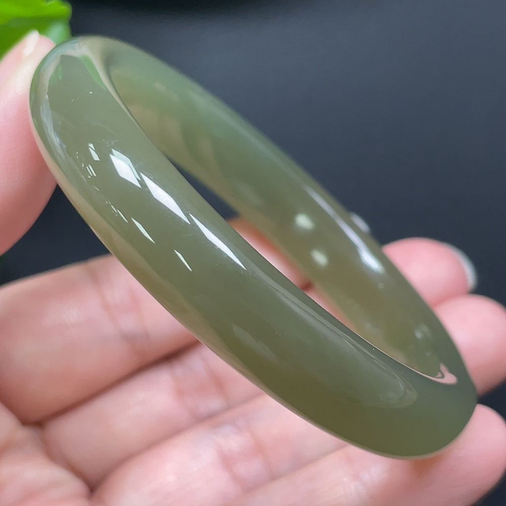 HKHQ Hetian Jade round bracelet, 53.2mm, weighing 43.87g, featuring smooth, polished jade beads on a stylish bracelet.