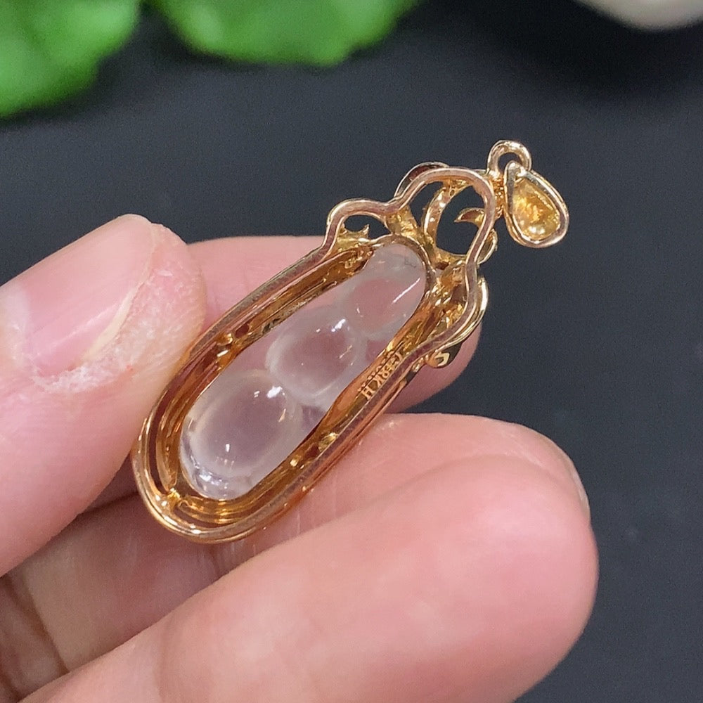 Jadeite lucky bean pendant with 18k gold accents and diamond details, crafted by HUILIU HQ, weighing approximately 3.7g.