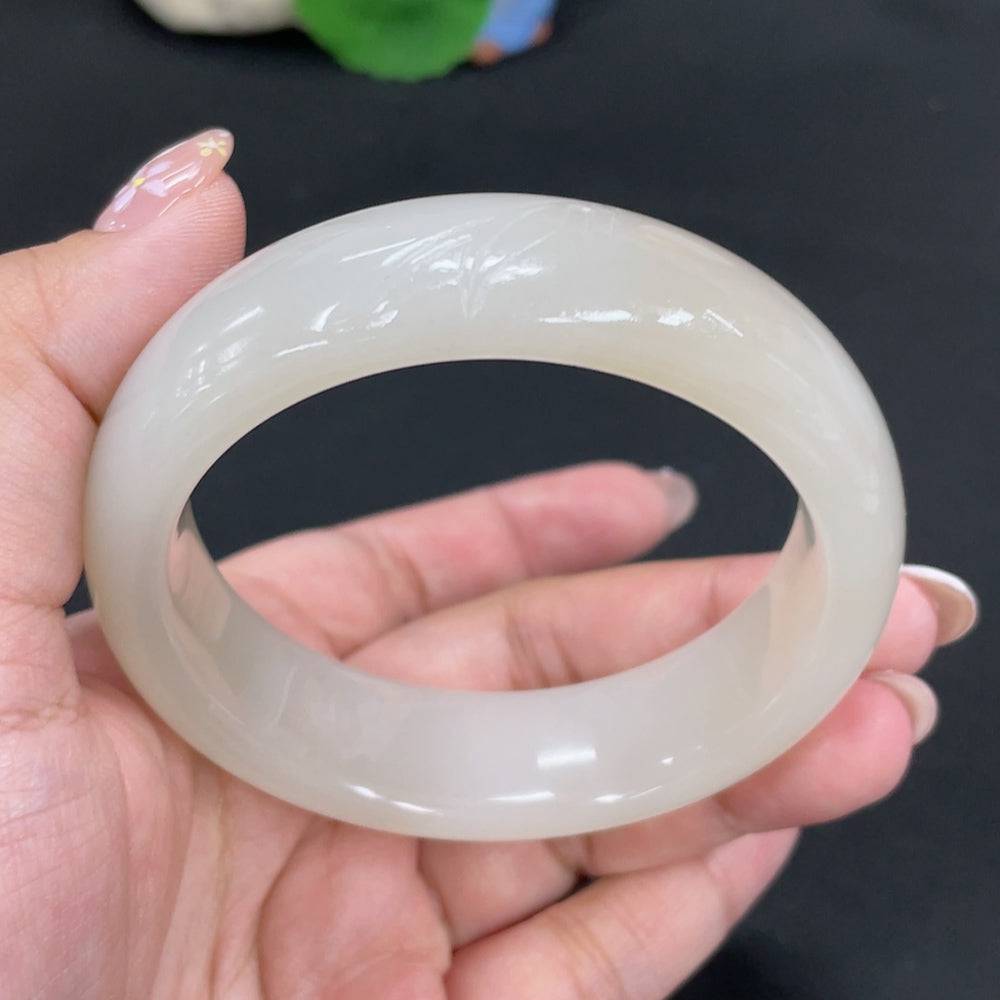 Huiliu certified Hetian jade round bracelet showcasing smooth, polished jade beads arranged in a circular design.