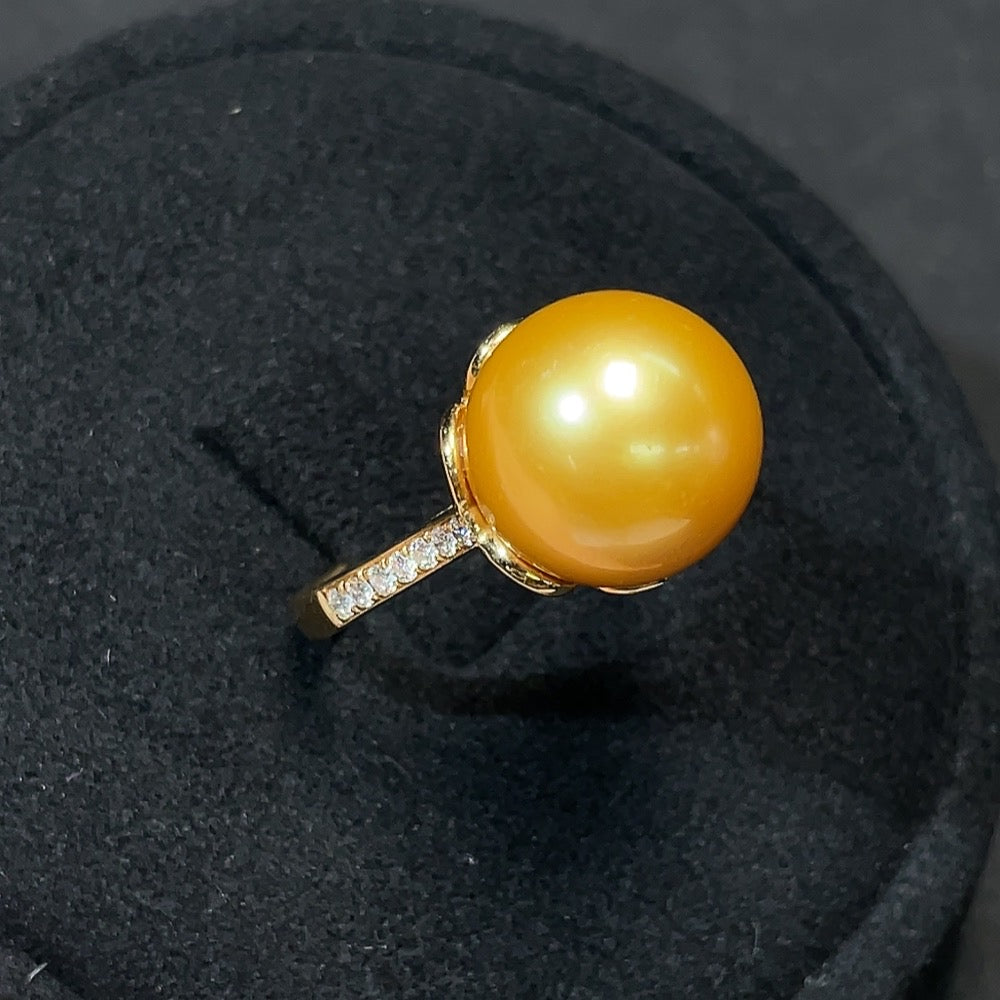 Saltwater pearl and diamond ring in 18K gold featuring a lustrous pearl and sparkling diamonds, elegant jewelry piece.