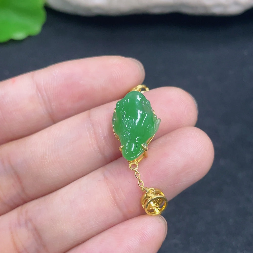 Elegant jadeite bracelet with 18K gold and diamond accents from HKHQ, showcasing smooth jadeite beads and sparkling details.