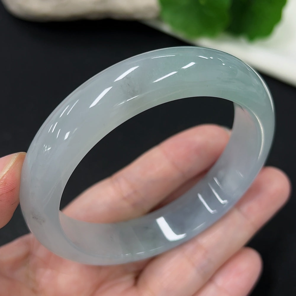 HKHQ jadeite round bangle in size 59.1 with a total weight of 65.8g, showcasing smooth, polished jade surface and craftsmanship.