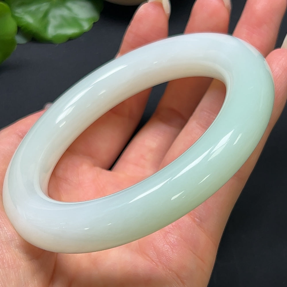 HKHQ Hetian Jade round bangle in size 61.5 with a 96.73g weight, showcasing smooth, polished jade craftsmanship.