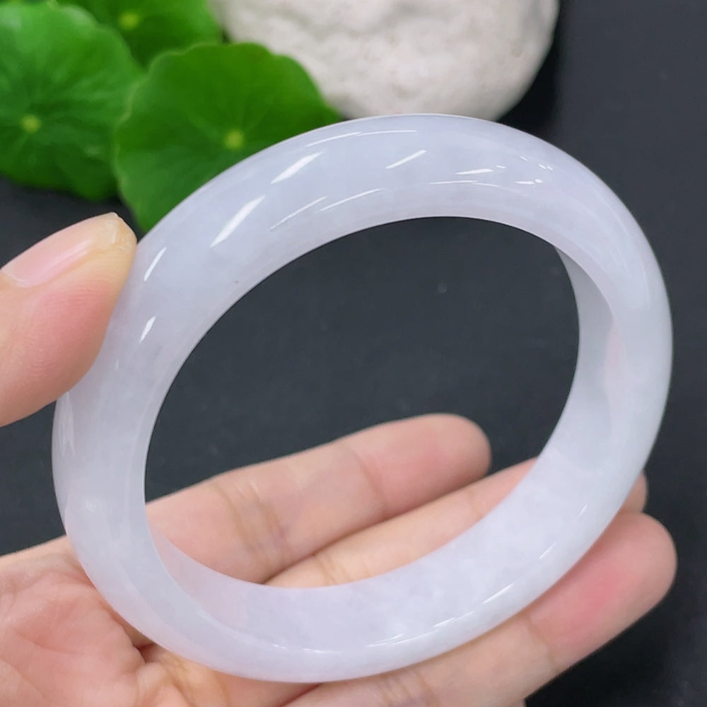 Brazalete redondo de jadeíta, peso total aprox. 56.09g, tamaño 55.1
