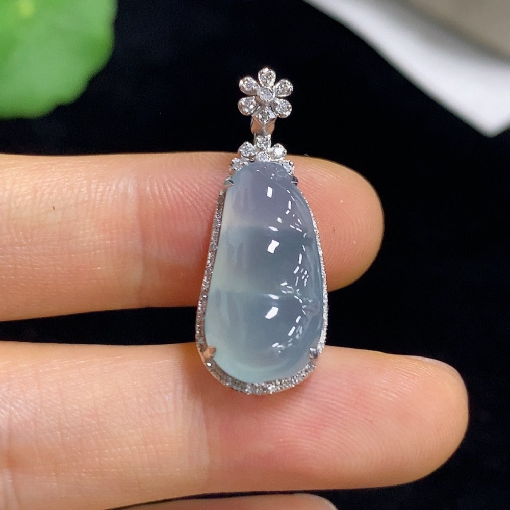 Jadeite Lucky Bean Pendant with 18K Gold and Diamond Accents, Total Weight Approximately 3.58g