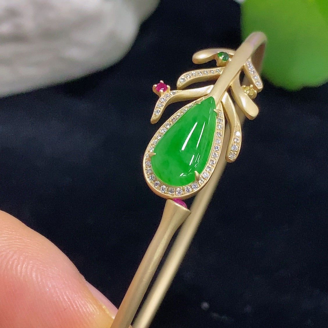 Jadeite bangle with 18K gold accents and colorless diamond accents, elegant bracelet featuring lush jadeite and sparkling diamonds.