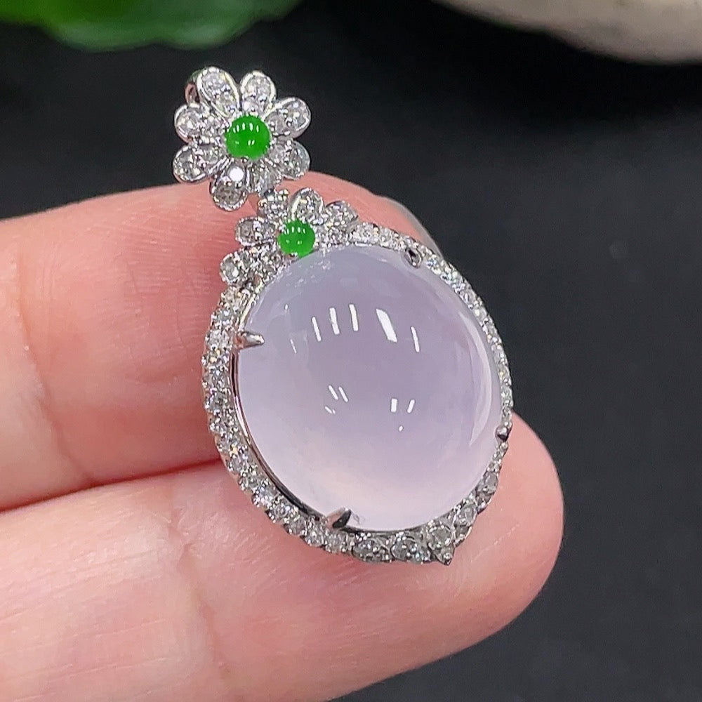 Jadeite pendant with 18K gold setting accented with diamonds, crafted by HUILIU HQ, weighing approximately 4.4 grams.