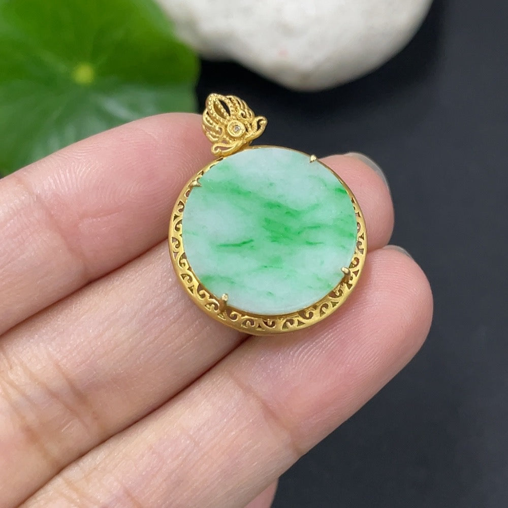 Collar con colgante liso de jadeíta con oro de 18K y acentos de diamantes, peso total aproximado 2.13g