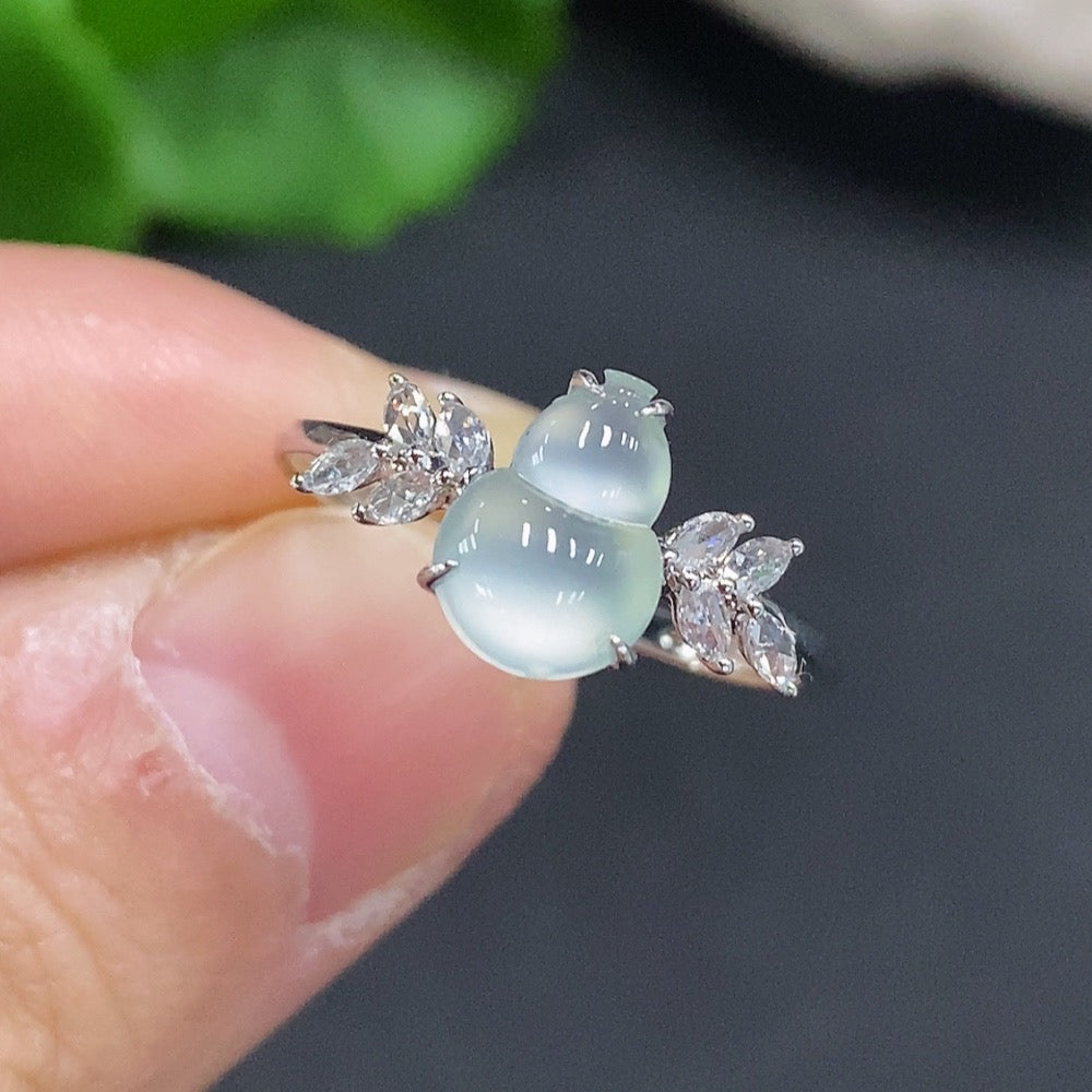 Jadeite gourd ring with 18k gold band, diamond accents, size 15, crafted by HUILIU HQ, weighs approximately 1.7g.
