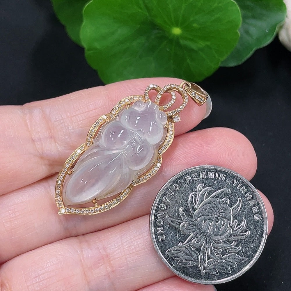 Jadeite Goldfish Inlay Pendant 18K Gold (Black Parts Uncertain) with Diamond Accents Total Weight Approximately 4.8g