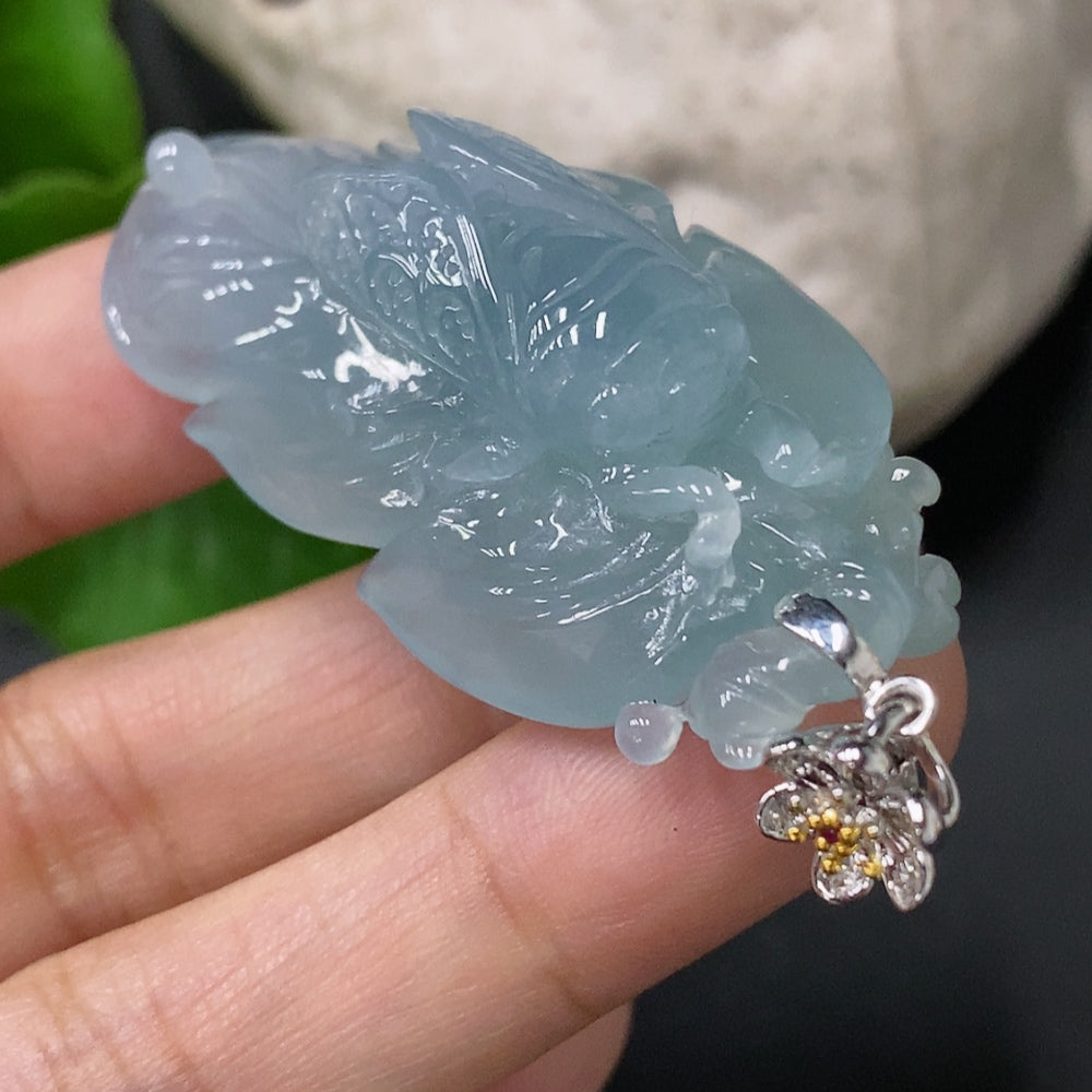 Jadeite Pendant - A Startling Debut with 18k Gold Clasp, Total Weight 18.879g