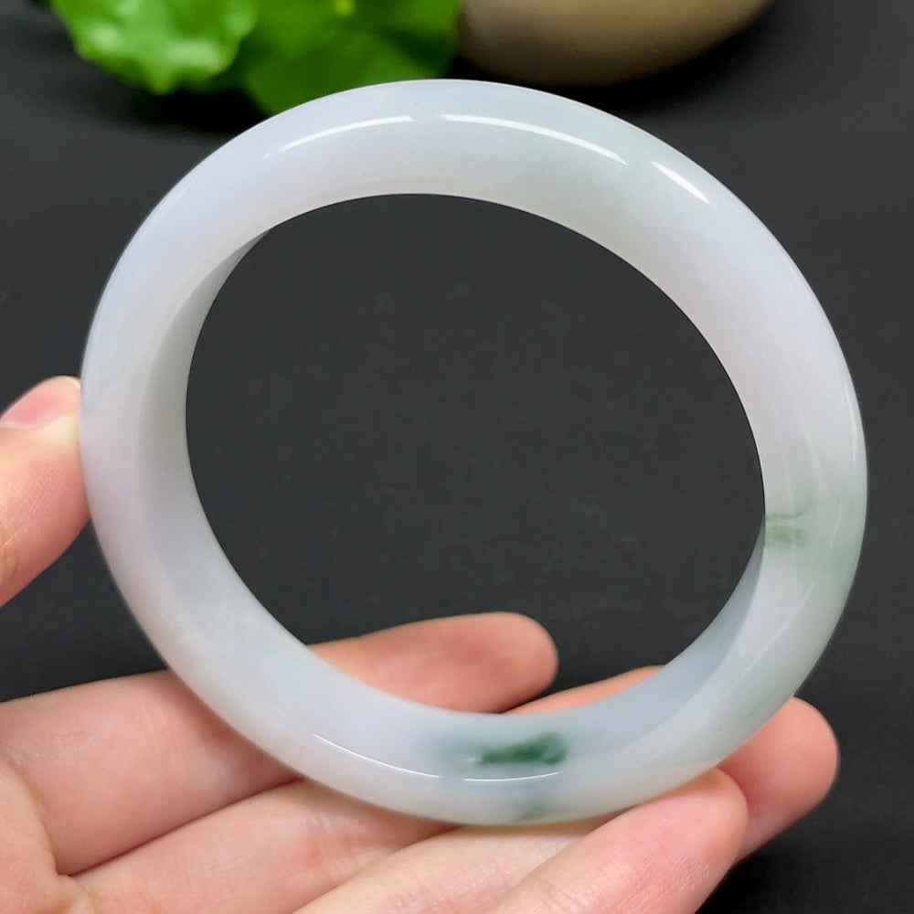 HKHQ jadeite round bangle, size 57.1, weighing 56.21g, made of smooth green jadeite with a polished finish.