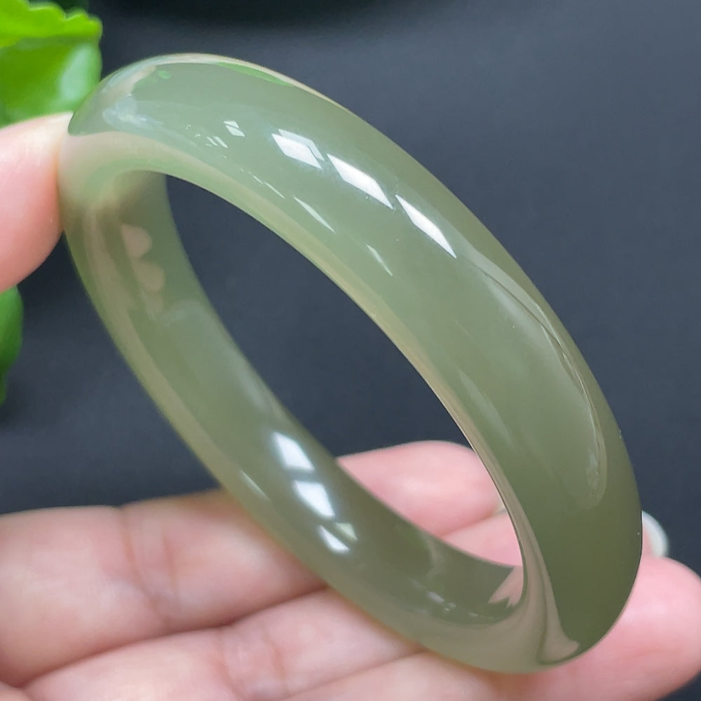 HKHQ Hetian Jade round bracelet with 53.2mm diameter and 43.87g weight, showcasing smooth, polished jade beads.