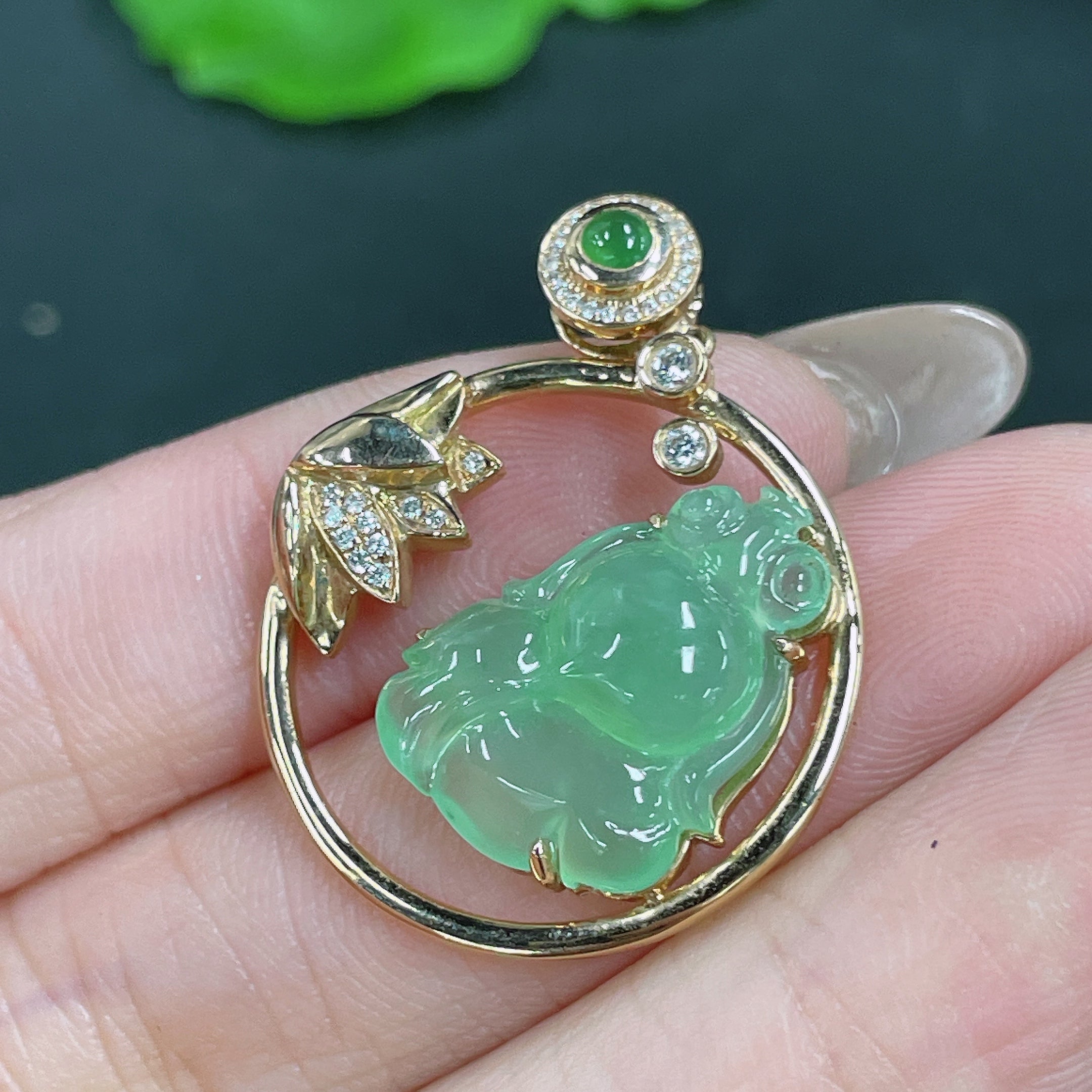 Jadeite Pendant 18k Gold Inlaid with Diamonds Total Weight Approximately 5.65g