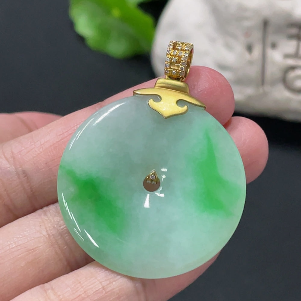 Jadeite peace knot pendant with 18K gold clasp and diamond accents, crafted by HUILIU HQ, weighs approximately 11.88g.