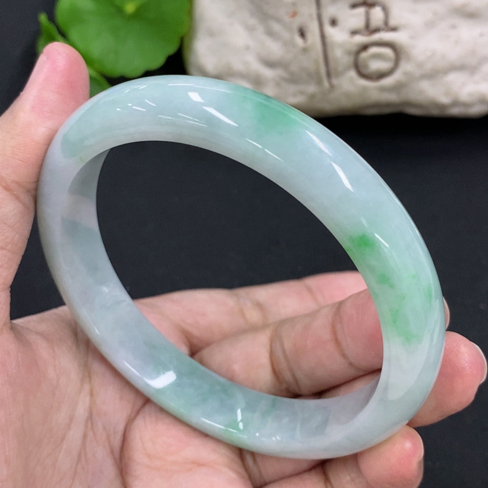 HKHQ jadeite round bracelet weighing 59.8g with a 63.5mm size, featuring smooth, polished jadeite beads on a string.