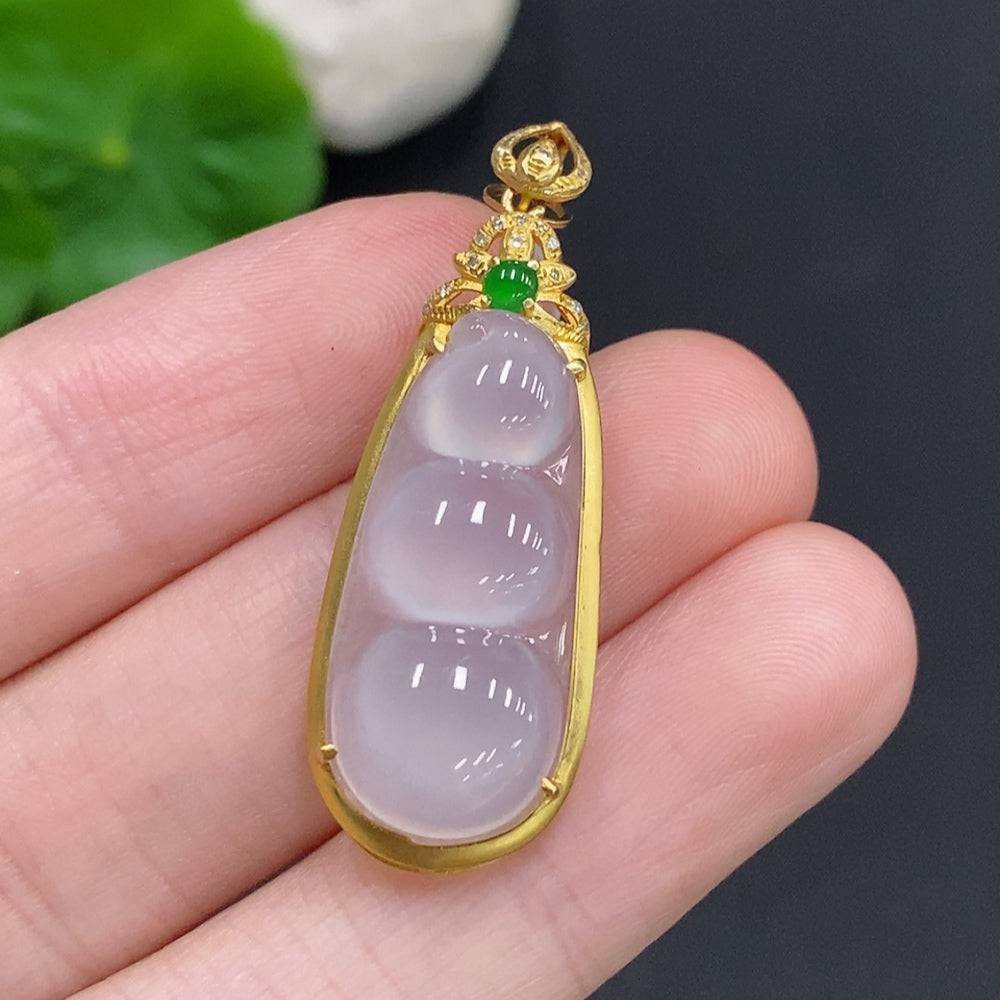Jadeite bean inlay pendant with diamond accents, crafted by HUILIU HQ, featuring an 18k gold setting and a total weight of 3.6g.