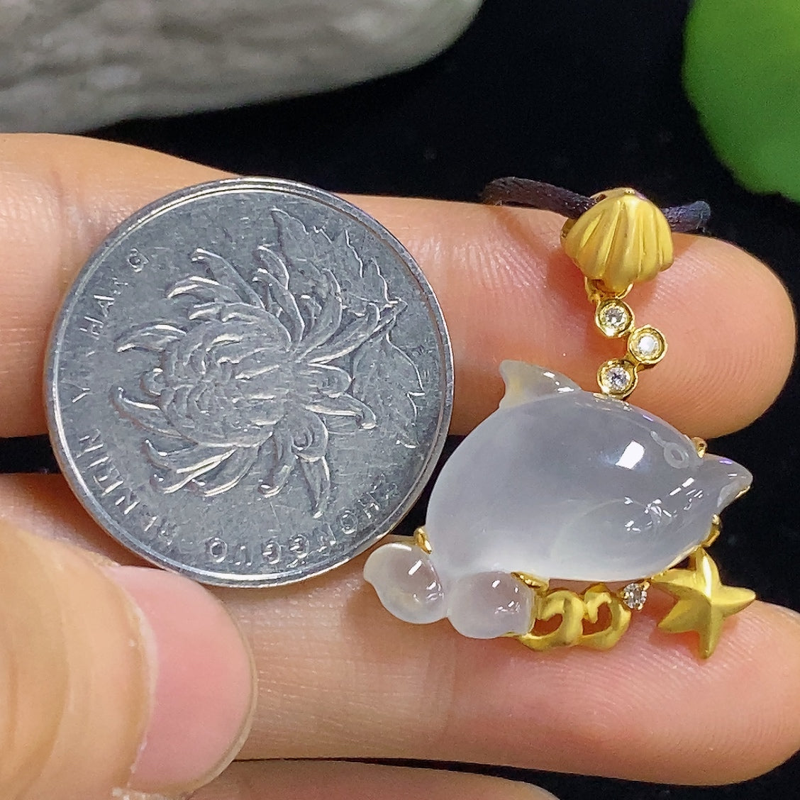 Jadeite inlaid pendant with 18K gold, diamonds, and rope design, weighing approximately 7.1 grams, by HKHQ.