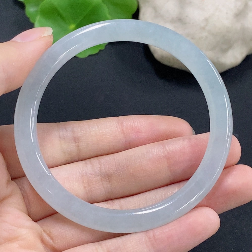 HKHQ jadeite round bangle, size 55.7, weighs approx. 23.89g, smooth polished jade jewelry with a glossy finish.