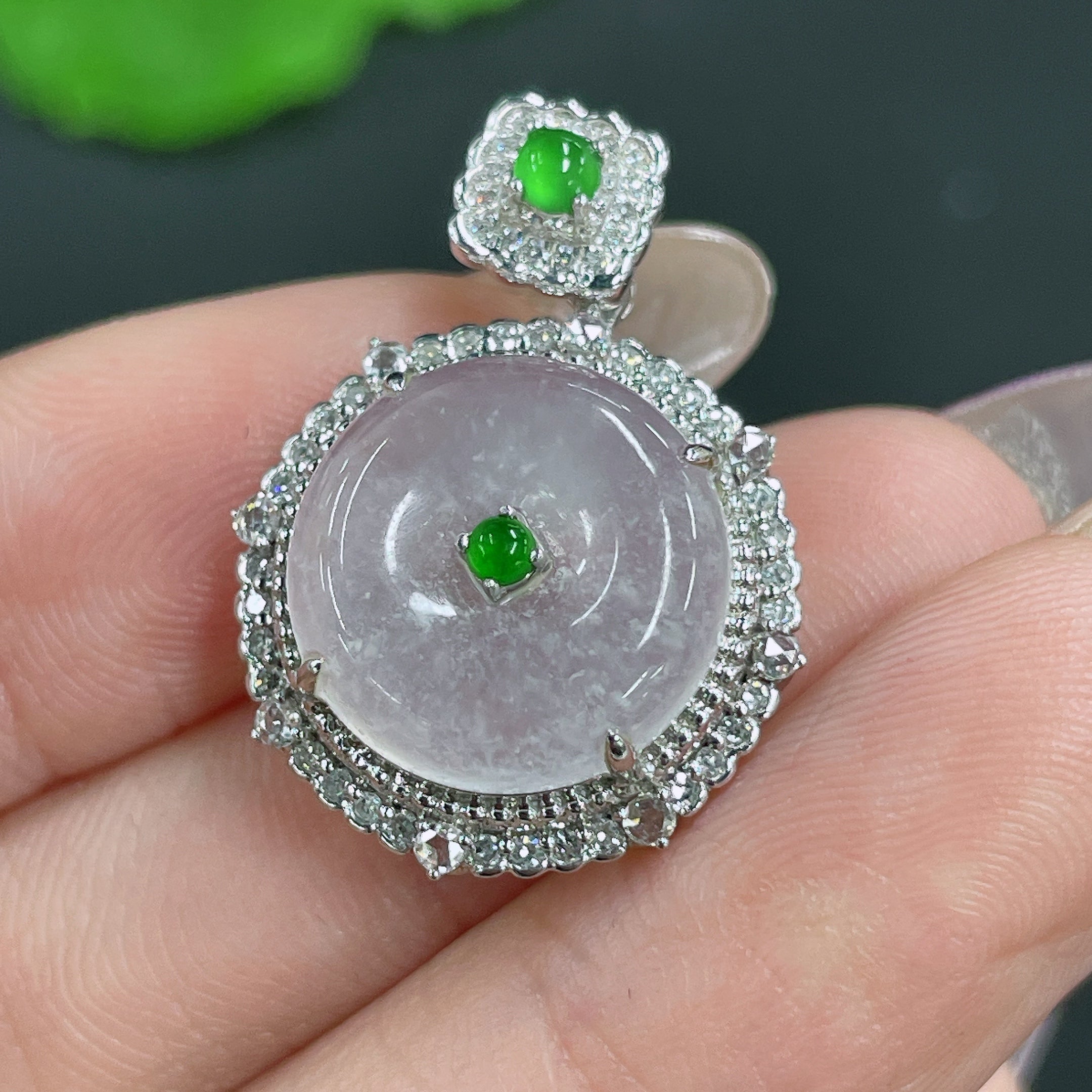 Jadeite Peace Knot Inlaid Pendant with 18k Gold and Diamond Accents, Total Weight Approximately 3.29g