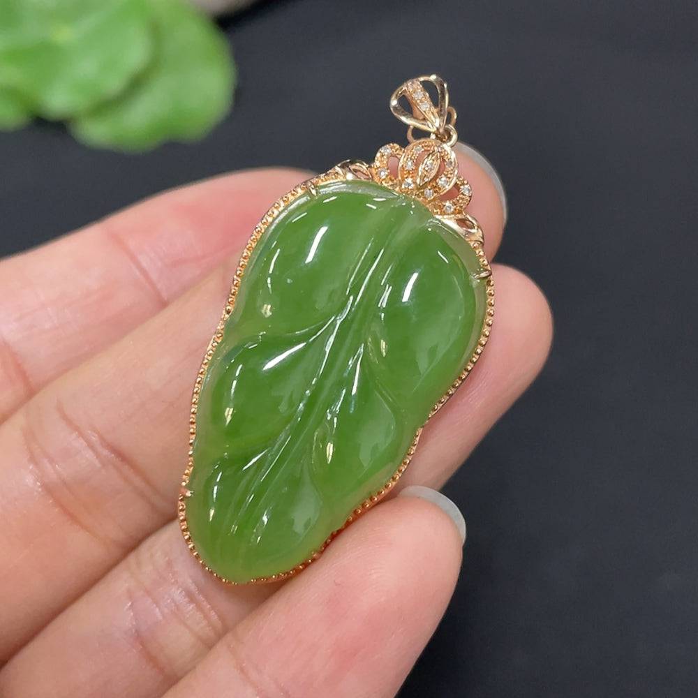Hetian jade jasper leaf pendant with 18k gold and diamond accents, weighing about 5.3g, crafted by HUILIU HQ.