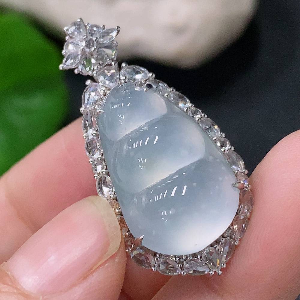 Jadeite mung bean pendant by HUILIU HQ with 18k gold accents and diamond details, weighing approximately 6.25g.