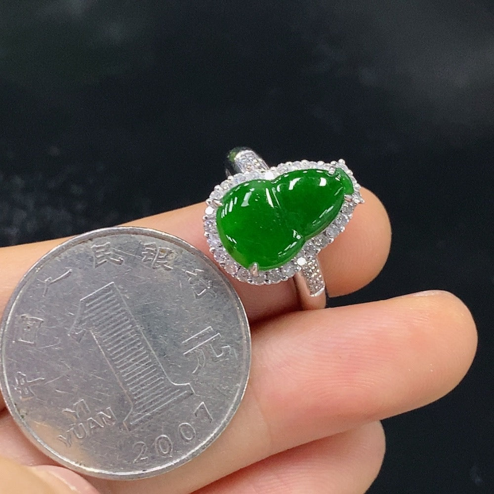 Jadeite Gourd Inlaid Ring (18K Gold)