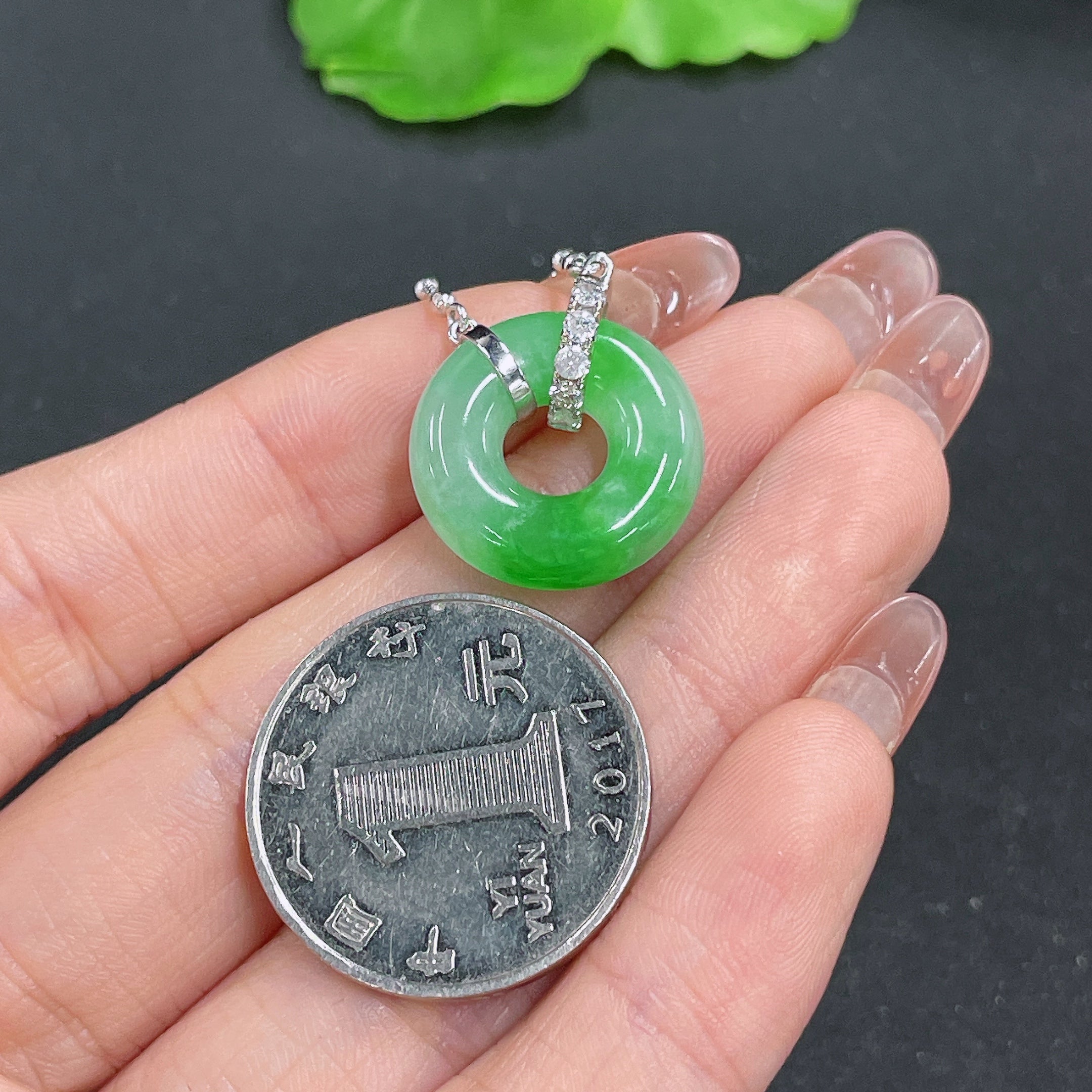 Jadeite pendant with 18k gold inlay and diamond accents, crafted by HUILIU HQ, weighs approximately 7.81 grams.