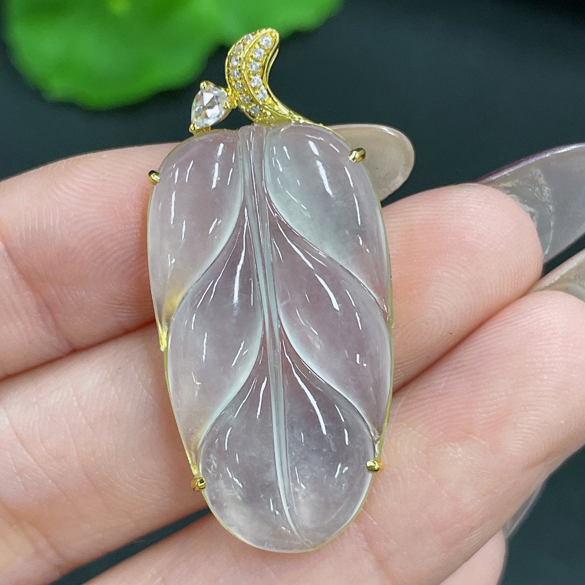 Jadeite leaf pendant with 18K gold inlay, weight 5.3g, featuring a natural jade green color and intricate leaf design.