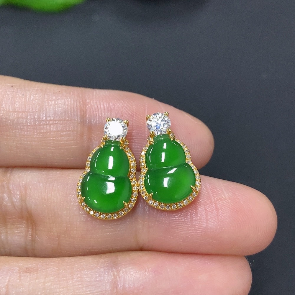 Jadeite gourd inlaid earrings 18K gold total weight approx. 3.4g (only the smallest accent stones are diamonds)