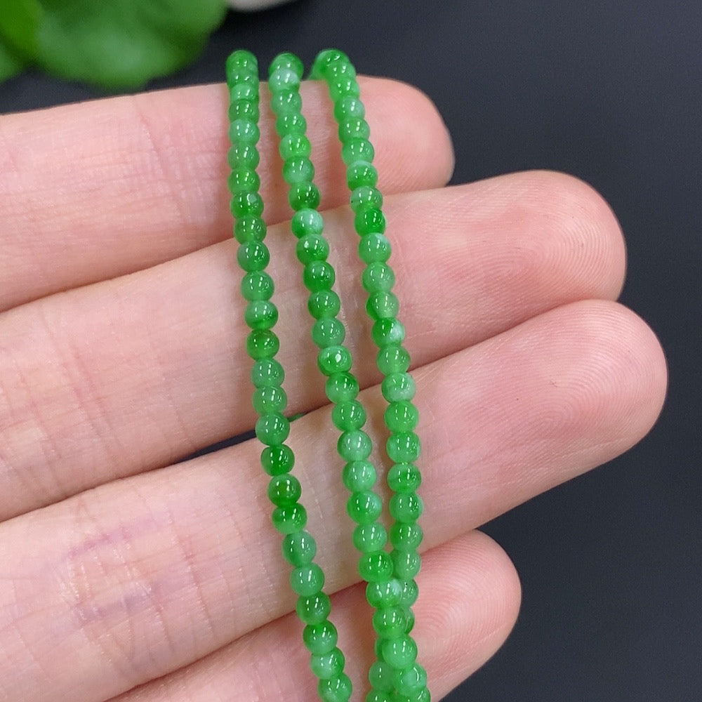 Jadeite bead necklace from HKHQ featuring smooth green jade beads, non-gold design, weighing 7.7 grams.