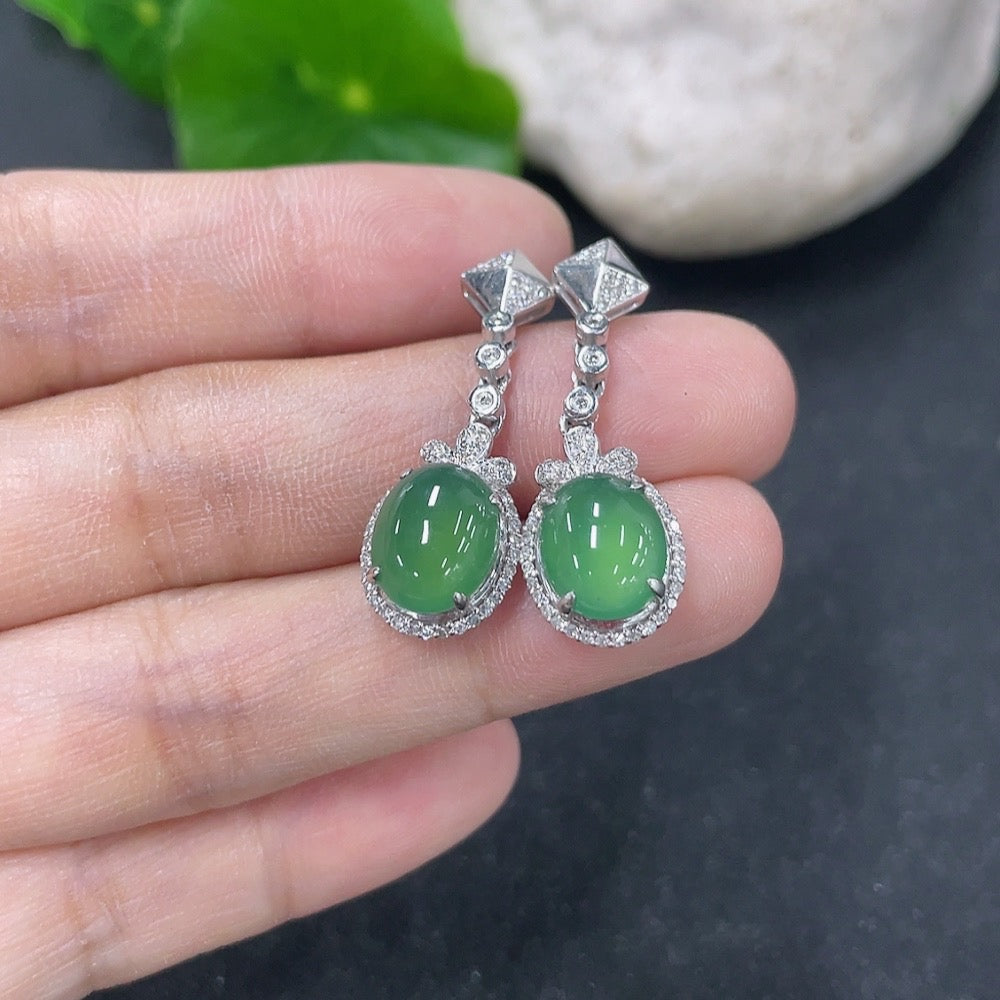 HKHQ jadeite inlaid earrings with 18K gold and diamond accents, featuring elegant design and intricate craftsmanship.