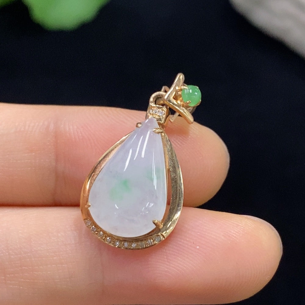 HUILIU HQ jadeite pendant with diamond accents, showcasing a polished jade gemstone and sparkling diamond details.