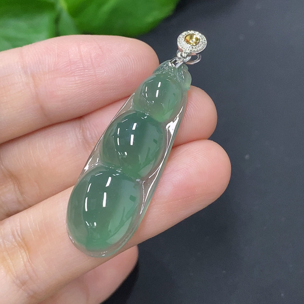 Jadeite Lucky Bean Pendant with 18K Gold Clasp, Total Weight Approximately 5.6g