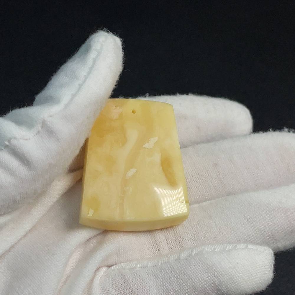 Amber beeswax pendant from HUILIU HQ, natural amber jewelry with warm honey tones, weight approximately 10.42g.