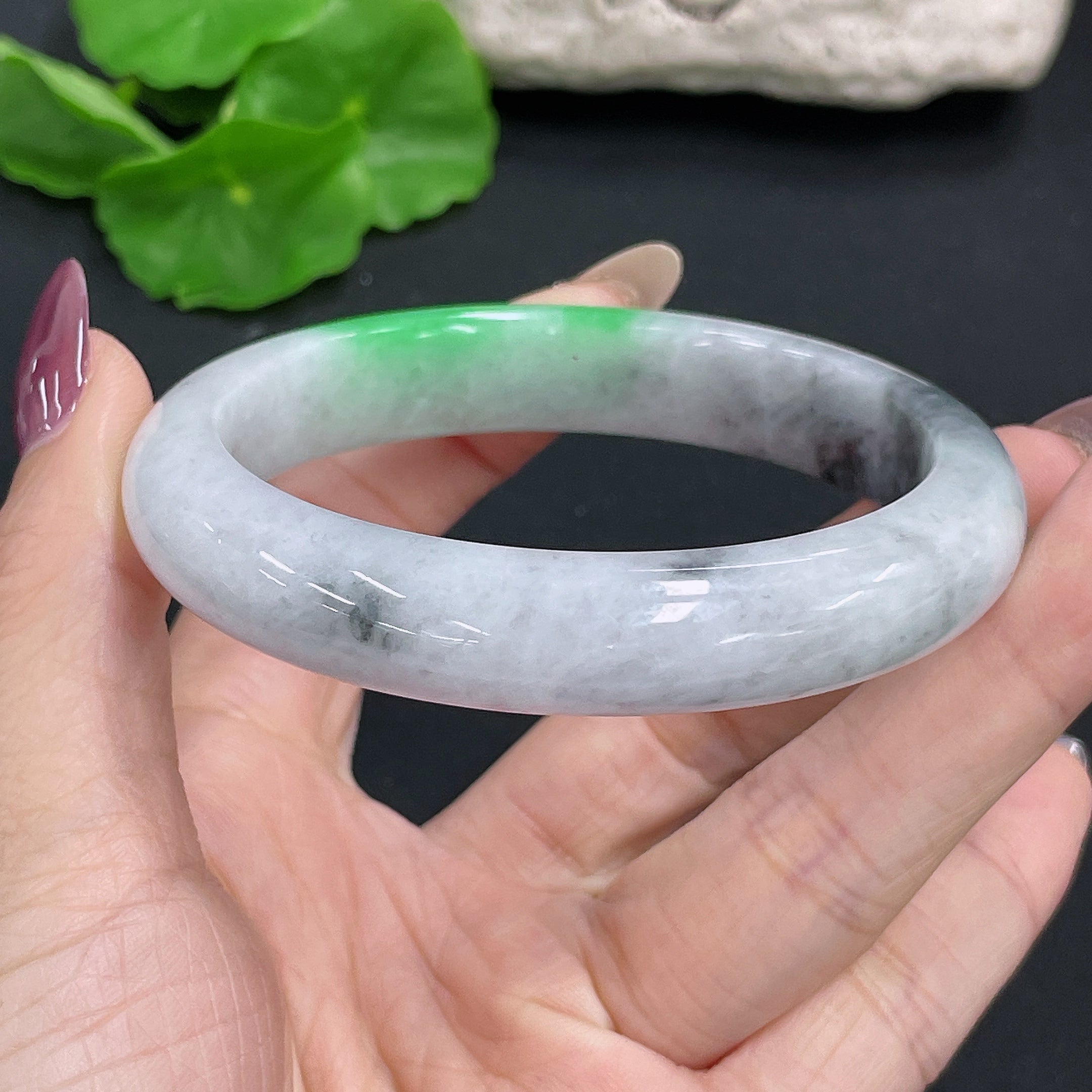 Pulsera redonda de jadeíta, peso total aproximadamente 62.15g, tamaño 59.4