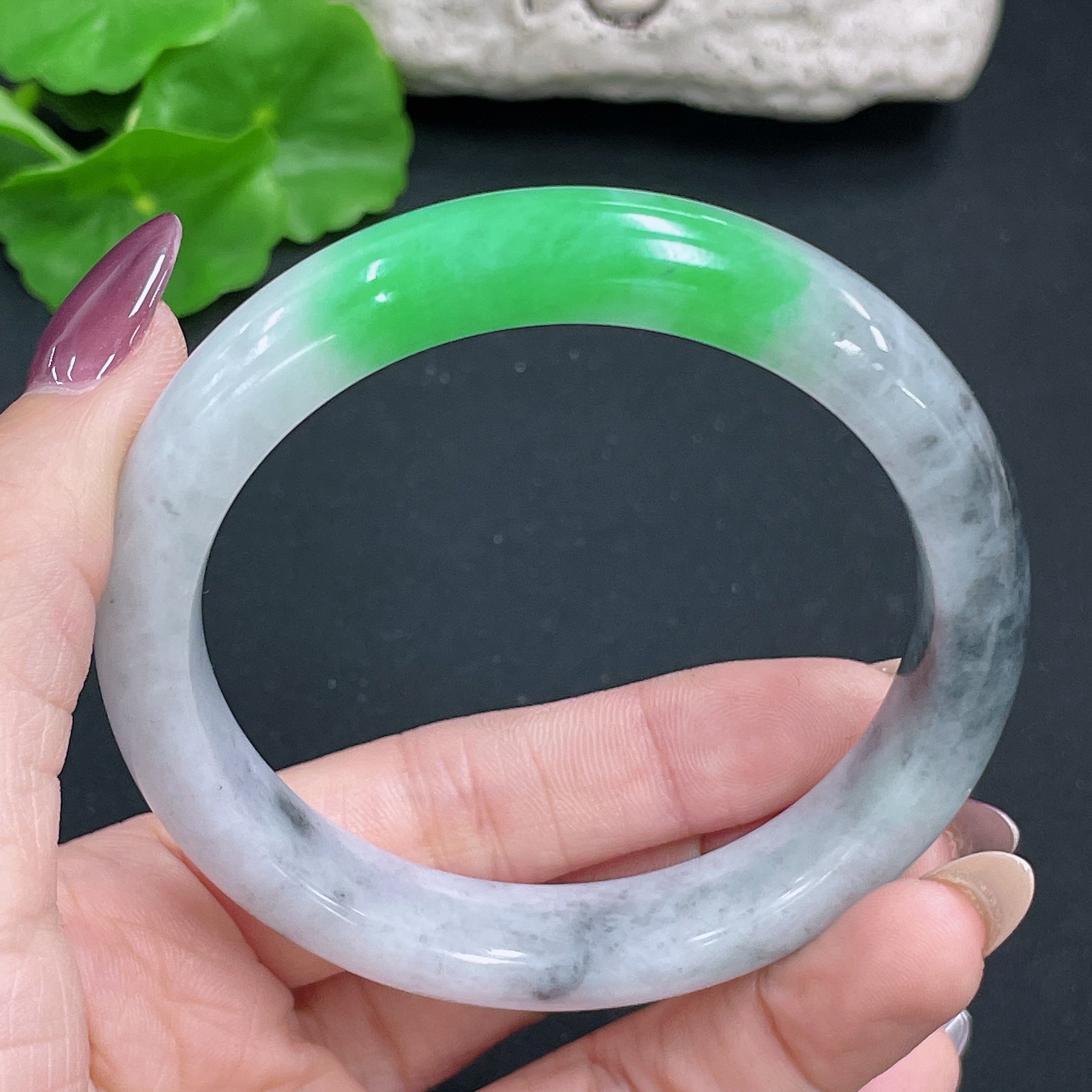 Pulsera redonda de jadeíta, peso total aproximadamente 62.15g, tamaño 59.4