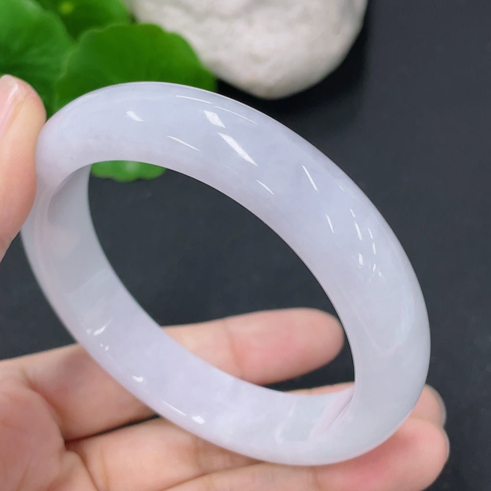 Brazalete redondo de jadeíta, peso total aprox. 56.09g, tamaño 55.1