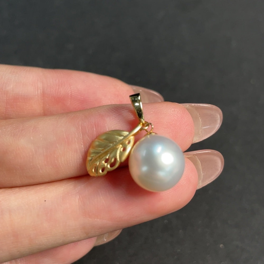 Seawater pearl pendant with 18K gold setting, approximately 10.8mm pearl, HKHQ jewelry, elegant and lustrous design.
