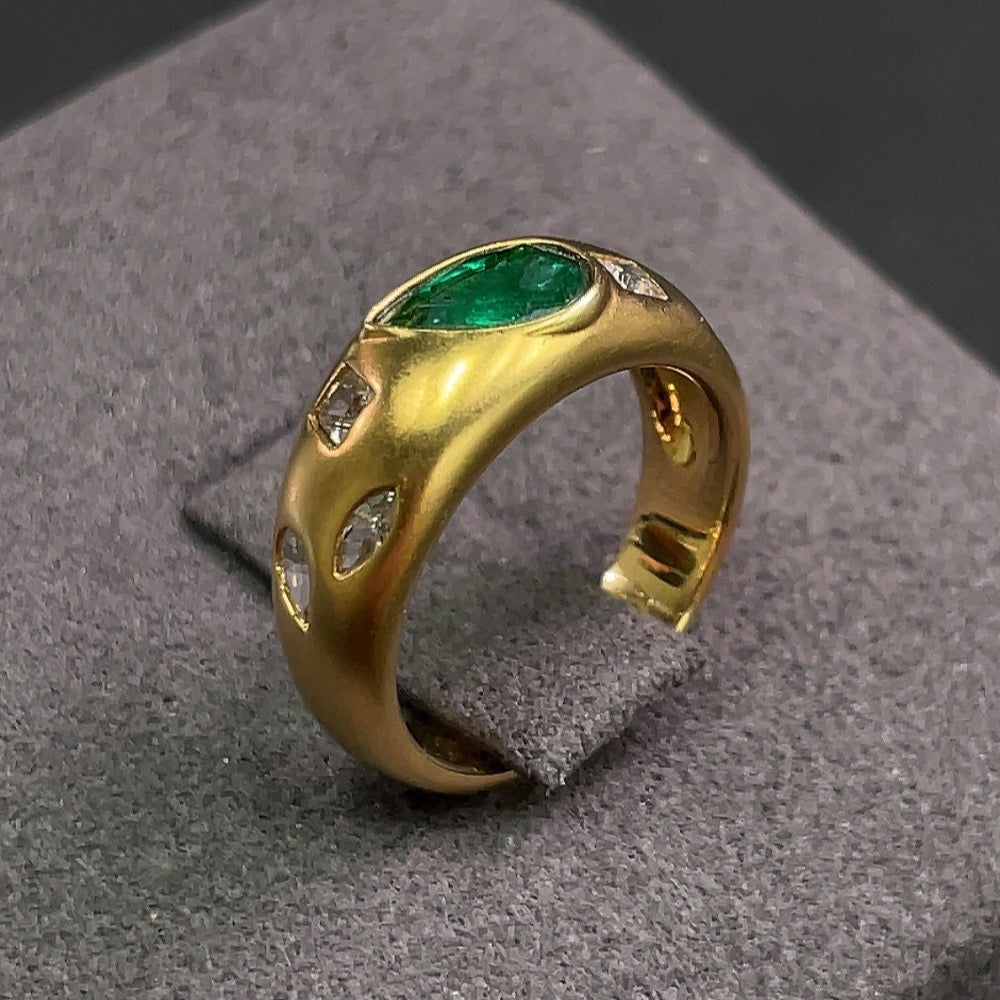 18K gold emerald ring with untested supporting stones, approximately 3.74g, size 5